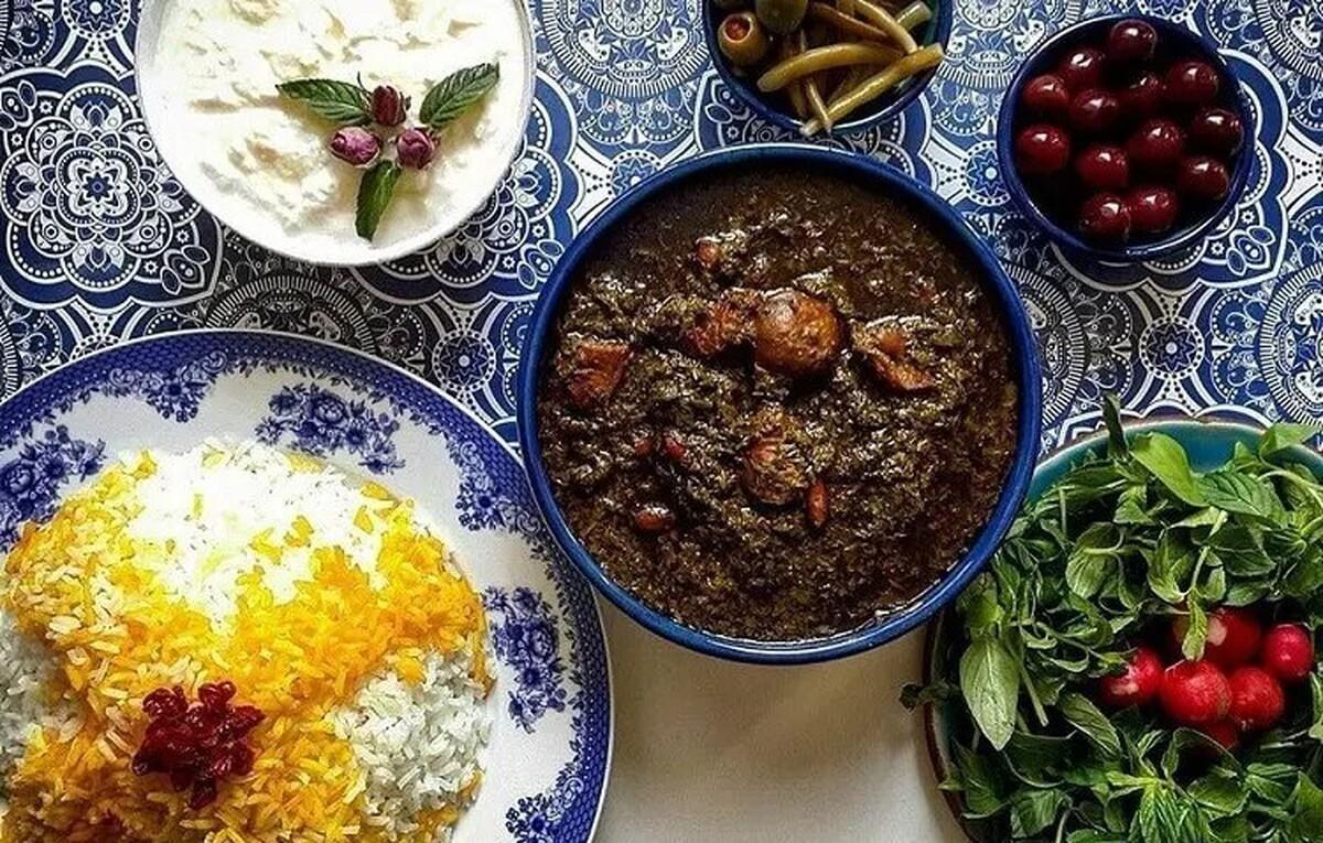 طرز تهیه قورمه سبزی تهرانی؛ فوت‌های کوزه‌گری برای جا افتادن | طرز تهیه قورمه سبزی تهرانی به سبک حرفه‌ای