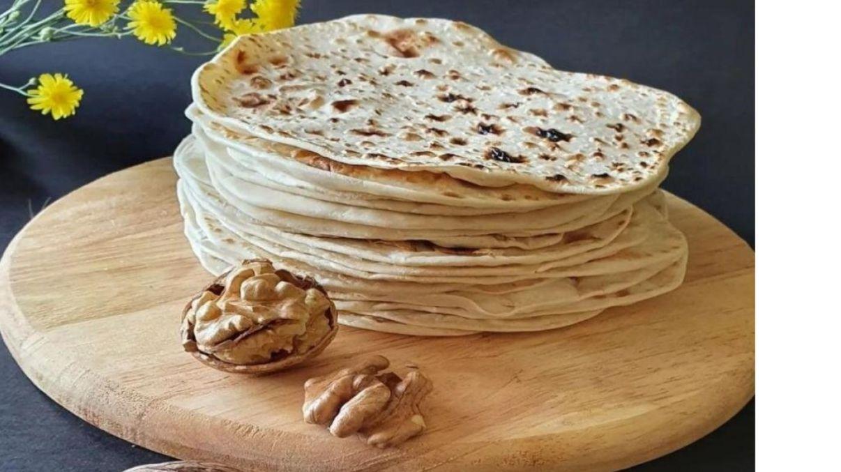 طرز تهیه نان لواش بدون خمیر؛ مثل آب خوردن یک نان نرم و خوشمزه خانگی درست کن