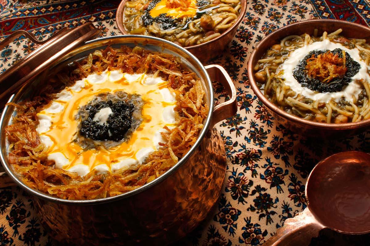 طرز تهیه آش ترش همدانی؛ غذای خوشمزه و مقوی برای زمستان | آش ترش همدانی؛ لذتی خاص از آشپزی سنتی ایران