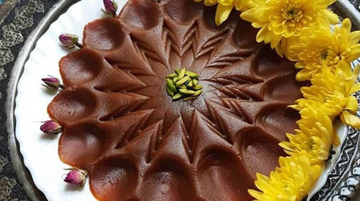 طرز تهیه حلوا با آرد گندم برای افطار و عزاداری | فوت و فن درست کردن حلوای ساده برای 15 نفر؛ تزئین حلوا