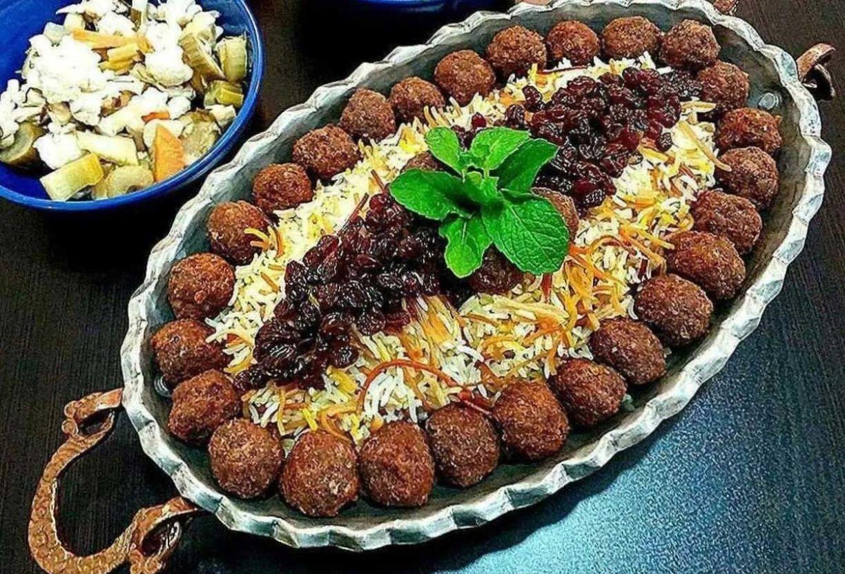 طرز تهیه رشته پلو با گوشت قلقلی؛ یک پلوی مجلسی با ترکیب طعم‌های ترش و شیرین و پر از رنگ