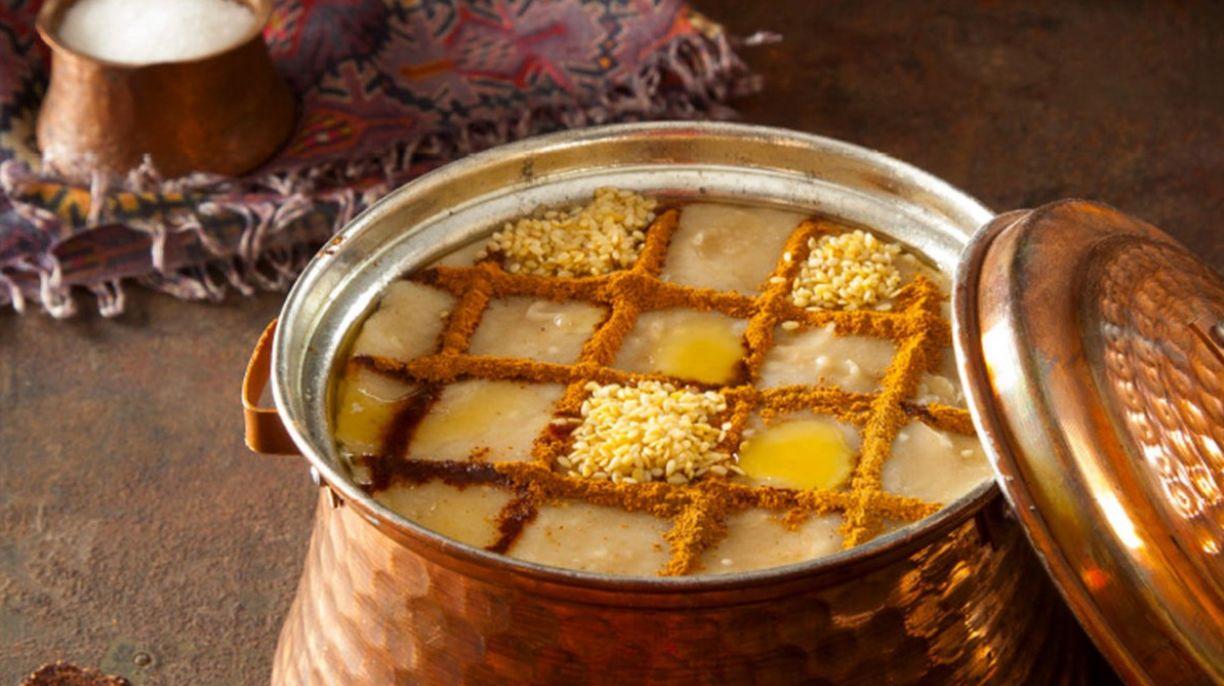 طرز تهیه حلیم نذری با گندم | راز کشدار لعاب دار شدن حلیم؛ روش تزئین حلیم