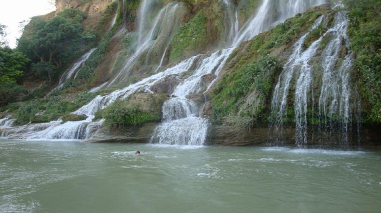 منظره شگفت انگیز از آبشار یخ زده اسکندر در تبریز