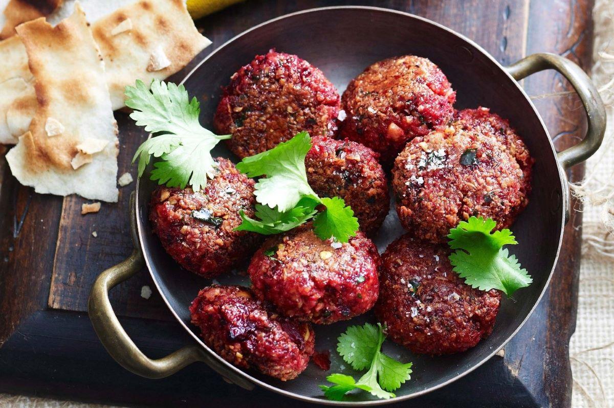 طرز تهیه فلافل خانگی با چغندر قرمز| آیا نخود کنسروی برای تهیه فلافل چغندر مناسب است؟