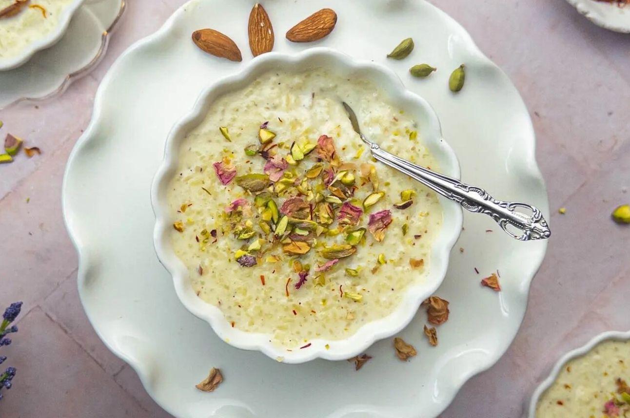 طرز تهیه فرنی با آرد برنج و شیر؛ یک دسر خوشمزه و مقوی برای افطار| چه کار کنیم فرنی دون دون و گلوله‌ای نشود؟