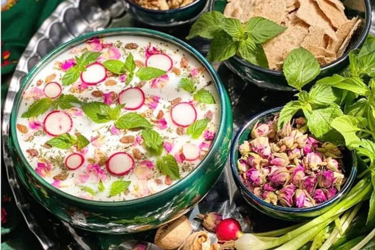 طرز تهیه آب دوغ خیار با کشمش | غذای سنتی ارزان و فوری دلچسب روزهای گرم تابستان