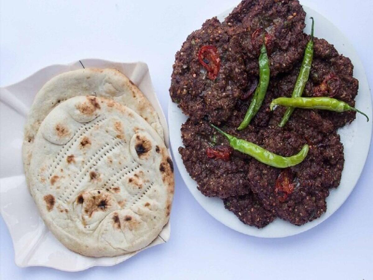 طرز تهیه چپلی کباب با مرغ و گوشت | روش درست کردن کباب تابه ای به سبک افغانی ها؛ مدت زمان آماده‌سازی مواد و استراحت دادن مایه کباب